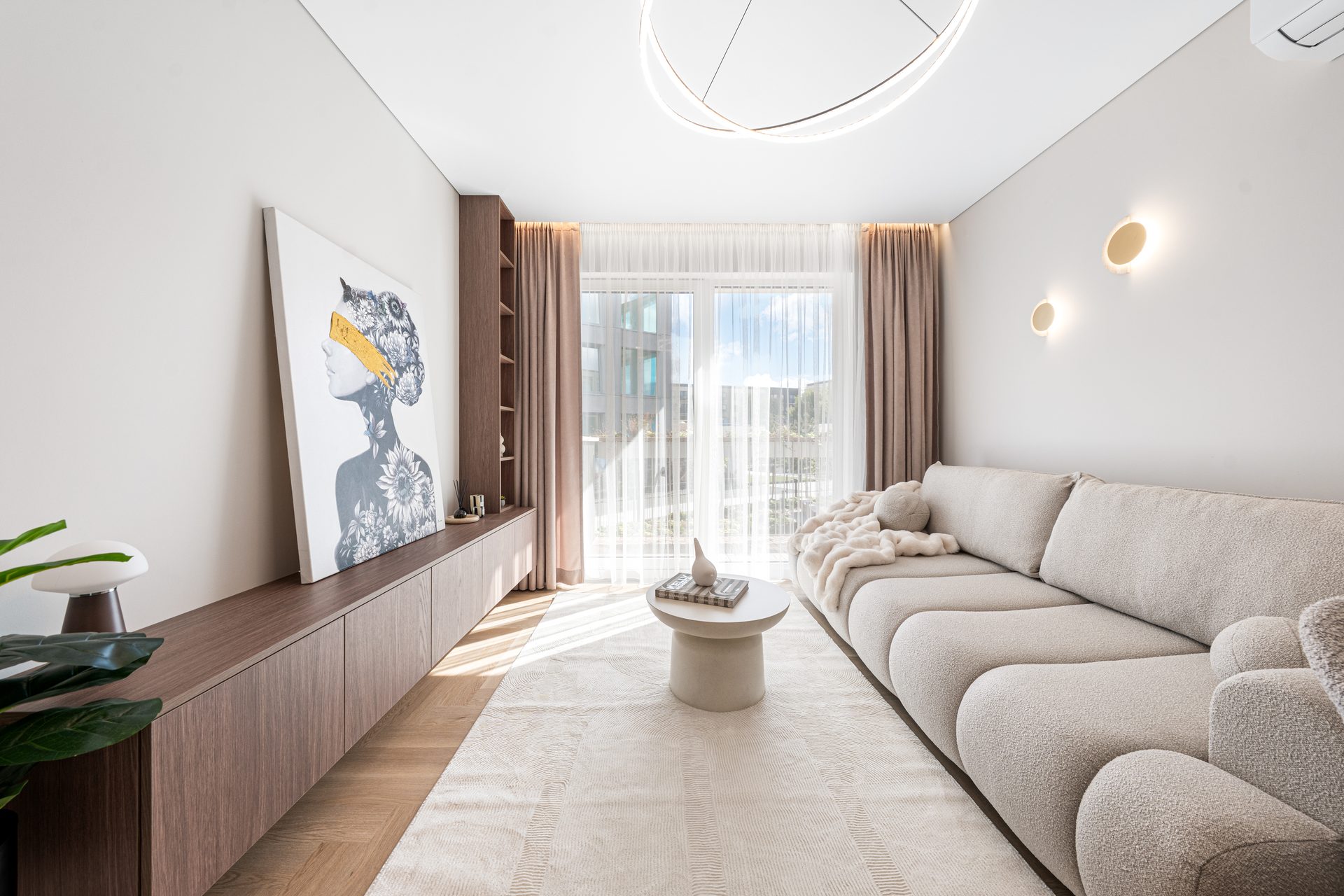 Svetainė su minkšta sofa