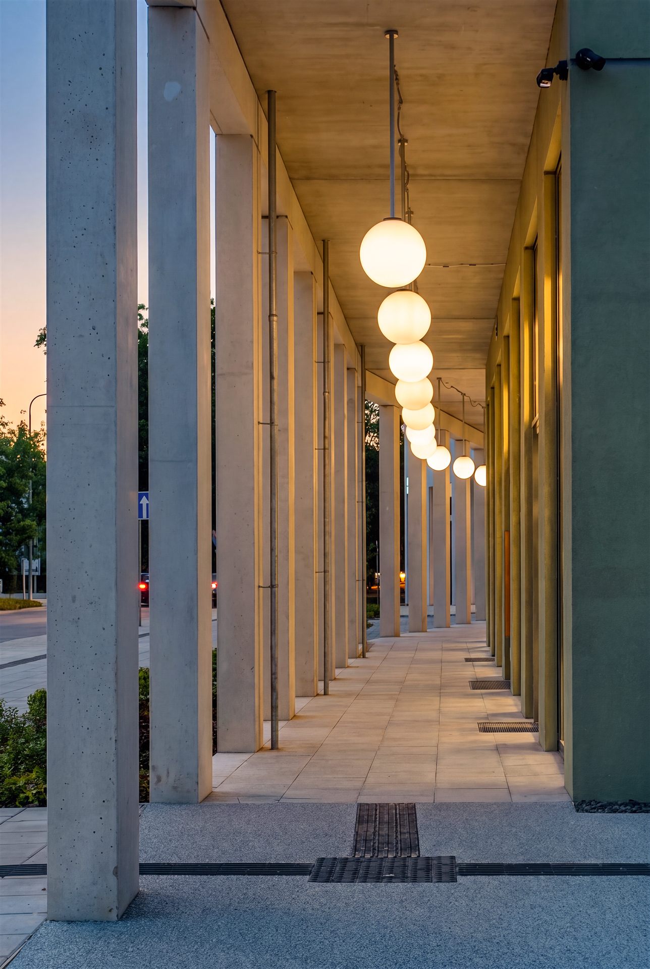 Apšviesta kvartalo galerija vakare